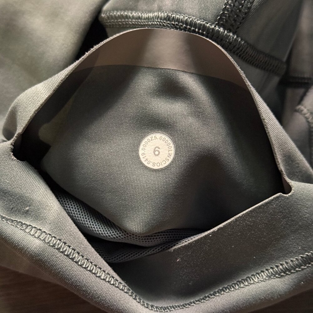 Lululemon Women's In Movement Tight 25" *Everlux Leggings - Grey/Blue - Picture 6 of 9